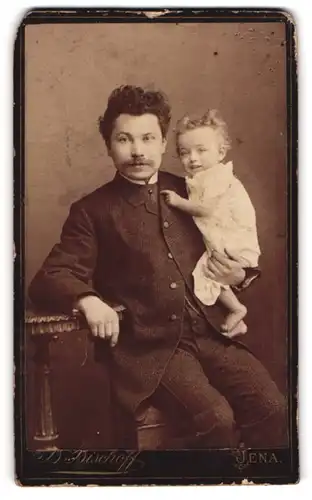 Fotografie B. Bischoff, Jena, Promenade am Pulverturm, Portrait bürgerlicher Herr mit Kleinkind auf dem Arm