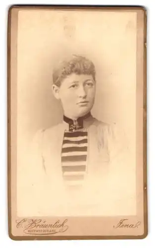 Fotografie C. Bräunlich, Jena, Am Holzmarkt, Portrait junge Dame mit zurückgebundenem Haar