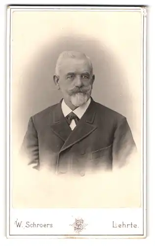 Fotografie Wilh. Schroers, Lehrte, Sedanstrasse, Portrait älterer Herr im Anzug mit Fliege und Bart