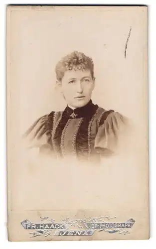 Fotografie Fr. Haack, Jena, Portrait junge Dame im zeitgenössischen Kleid