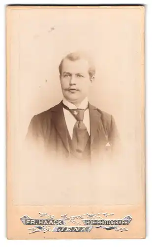 Fotografie Fr. Haack, Jena, Portrait junger Herr im Anzug mit Krawatte
