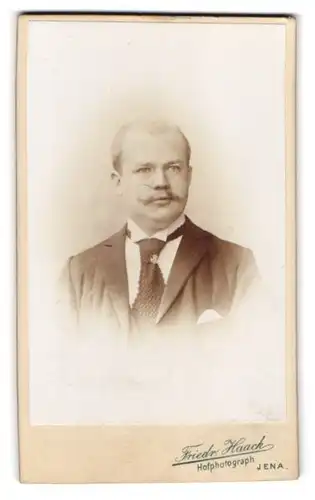 Fotografie Fr. Haack, Jena, Portrait junger Herr im Anzug mit Krawatte