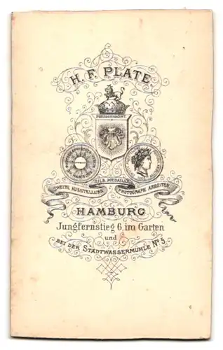 Fotografie H. F. Plate, Hamburg, Jungfernstieg 6, Brustportrait eleganter Herr mit Oberlippenbart