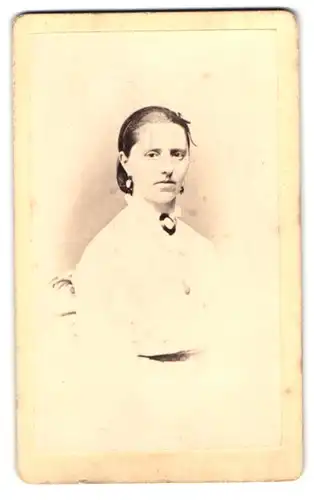 Fotografie P. F. Lewetz & Söhne, Hamburg, Wandsbecker Chaussée 105, Portrait junge Dame in modischer Kleidung