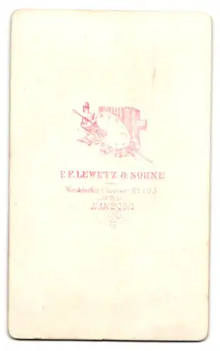 Fotografie P. F. Lewetz & Söhne, Hamburg, Wandsbecker Chaussée 105, Portrait junge Dame in modischer Kleidung