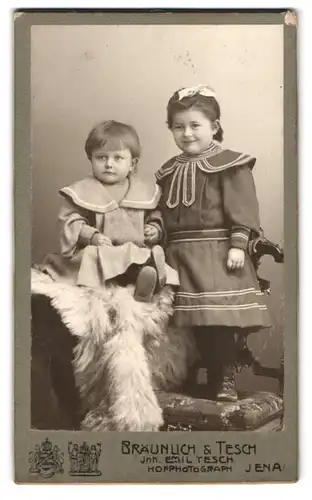 Fotografie Bräunlich & Tesch, Jena, Teichgraben 5, Portrait kleines Mädchen im Kleid mit Kleinkind
