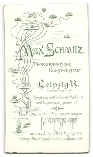 Fotografie Max Schmitz, Leipzig-R., Kronprinzstrasse 19, Portrait kleines Mädchen im Matrosenkleid mit Spieltier