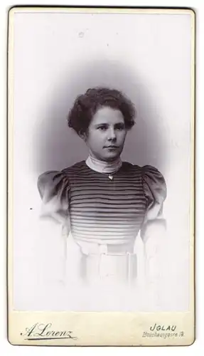 Fotografie A. Lorenz, Iglau, Bräuhausgasse 13, Portrait junge Dame im Kleid mit Herzkette