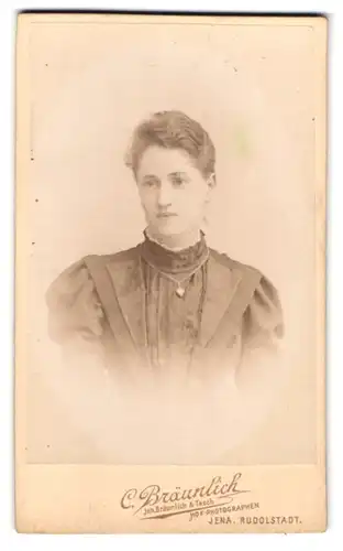 Fotografie C. Bräunlich, Jena, Teichgraben 5, Portrait junge Dame im Kleid mit Herzkette