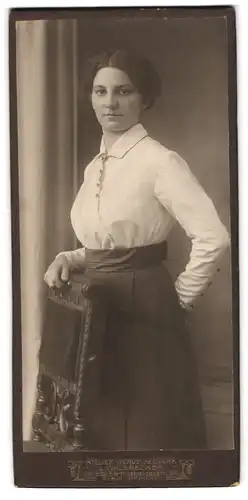 Fotografie L. Walbrecker, Dresden-N., Leipzigerstrasse 58, Portrait junge Dame in weisser Bluse und Rock