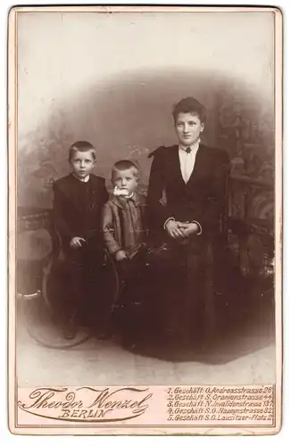 Fotografie Th. Wenzel, Berlin-O., Andreas Strasse 28, Portrait bürgerliche Dame und zwei Jungen mit einem Reifen