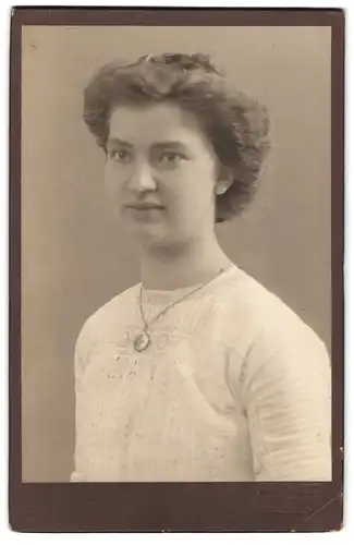 Fotografie A. Leonhardt, Berlin-W., Motzstrasse 2-5, Portrait junge Dame mit Hochsteckfrisur und Medaillon