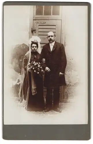 Fotografie unbekannter Fotograf und Ort, Portrait bürgerliches Paar in Hochzeitskleidung mit Schleier und Blumen