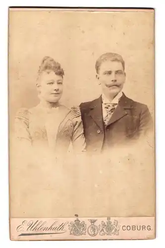Fotografie Professor E. Uhlenhuth, Coburg, Am Albertplatz, Portrait junges Paar in hübscher Kleidung