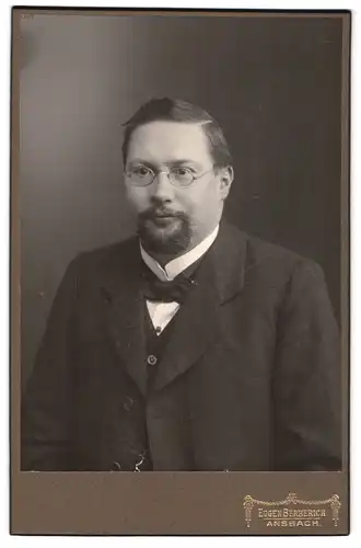 Fotografie Eugen Berberich, Ansbach, Portrait bürgerlicher Herr mit Brille mit Henri Quatre