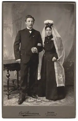 Fotografie Carl Biermann, Bremen, Obernstrasse 74, Portrait junges Paar in Hochzeitskleidung mit Schleier