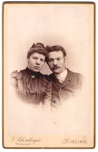 Fotografie J. Schönberg, Bad Aibling, Schmidstrasse 223, Portrait junges Paar in modischer Kleidung