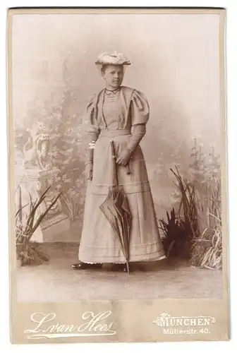 Fotografie Atelier van Hees, München, Müllerstrasse 40, Portrait junge Dame im Kleid mit Schirm