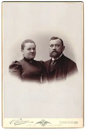 Fotografie C. Pietzner, Wien, Portrait bürgerliches Paar in hübscher Kleidung