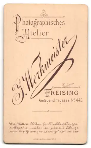 Fotografie J. Werkmeister, Freising, Amtsgerichtsgasse 445, Portrait modisch gekleideter Herr mit Zwirbelbart