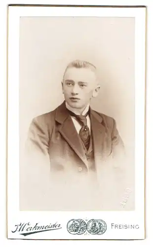 Fotografie J. Werkmeister, Freising, Amtsgerichtsgasse 445, Portrait junger Herr im Anzug mit Krawatte