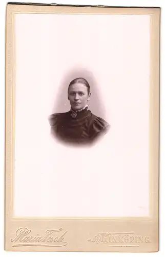 Fotografie Maria Tesch, Linköping, Portrait junge Dame im Kleid mit Kragenbrosche