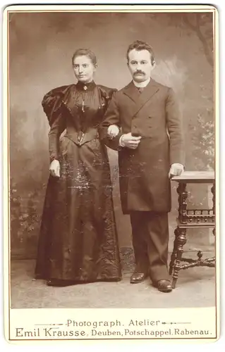 Fotografie Emil Krausse, Deuben, Portrait junges Paar in eleganter Kleidung