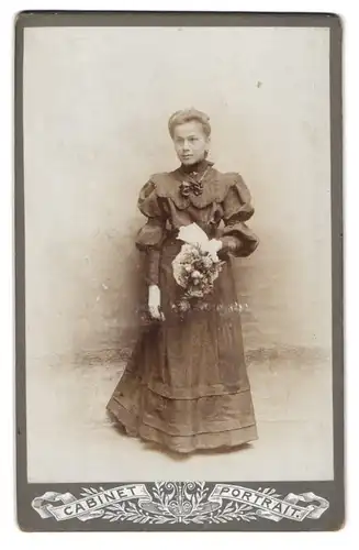 Fotografie unbekannter Fotograf und Ort, Cabinet-Portrait hübsch gekleidete Dame mit Blumenstrauss