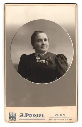 Fotografie J. Popjel, Wien, Währingestrasse 96, Brustportrait bürgerliche Dame im Kleid mit Ansteckblume