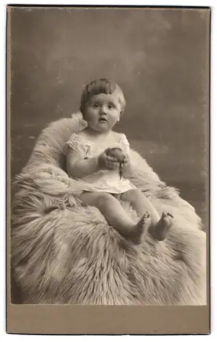 Fotografie J. Fuchs G. m. b. H., Berlin-N., Friedrichstrasse 108, Portrait süsses Kleinkind im weissen Hemd mit Ball