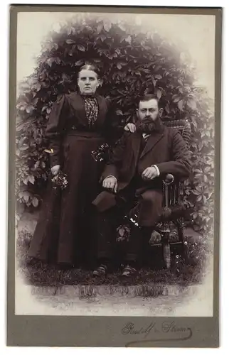 Fotografie Rudolf v. Strom, Ort unbekannt, Portrait älteres Paar in hübscher Kleidung