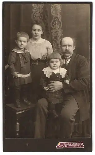 Fotografie Emil Rücker, Zehdenick i. M., Poststrasse 1, Portrait bürgerliches Paar mit zwei kleinen Kindern