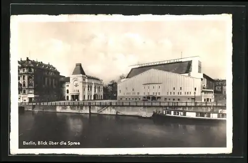 AK Berlin, Blick über die Spree, Friedrichstadt-Palast am Schiffbauerdamm