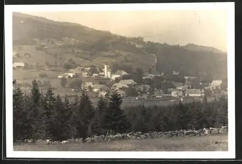 AK Prasily, Blick von einer Anhöhe auf das Dorf