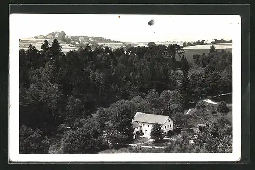 AK Hlavice, Blick auf ein Gasthaus, im Hintergrund das Dorf