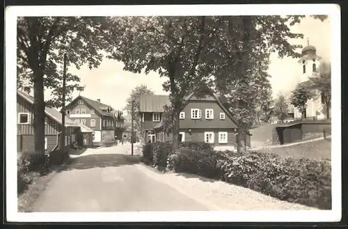 AK Harrachov v Krkonosich, Strassenpartie mit Kirche