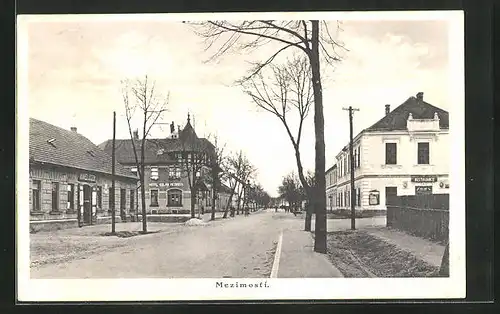 AK Mezimosti, Strassenpartie mit Hotel Kolar Mezmesti