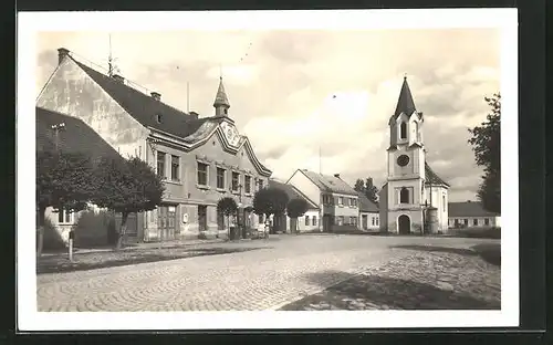 AK Mesimost an der Naser, Kirche und Rathaus am Markt