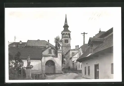 AK Dobruska, Strassenpartie mit Rathausturm