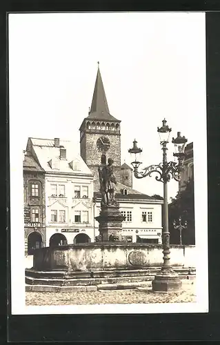 AK Jitschin / Gitschin / Jicin, Blick auf Brunnen, Geschäfte und Kirche