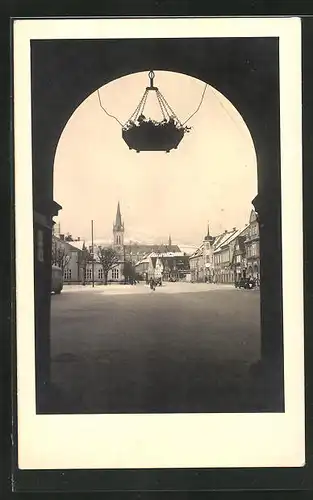 AK Hohenelbe / Vrchlabi, Tordurchblick auf den Marktplatz