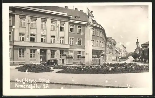 AK Nove Mesto n. Met., Komenskeho tr., Strasse am 1. Weltkriegsdenkmal