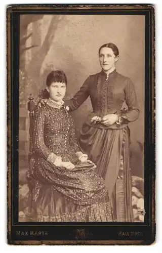 Fotografie Max Harth, Hall in Tirol, zwei bildschöne junge Frauen in prachtvollen Kleidern
