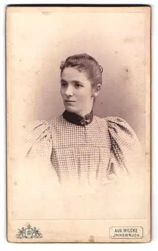 Fotografie August Wilcke, Innsbruck, Rudolfstr. 3, Portrait brünette Schönheit in prachtvoller Bluse