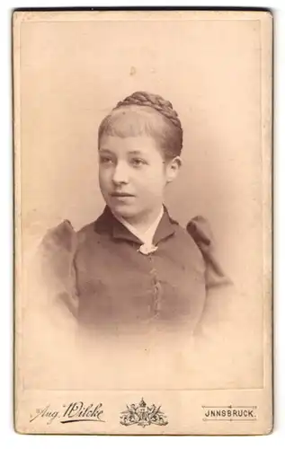 Fotografie August Wilcke, Innsbruck, Rudolfstr. 3, Portrait bildschönes Mädchen mit Flechtdutt