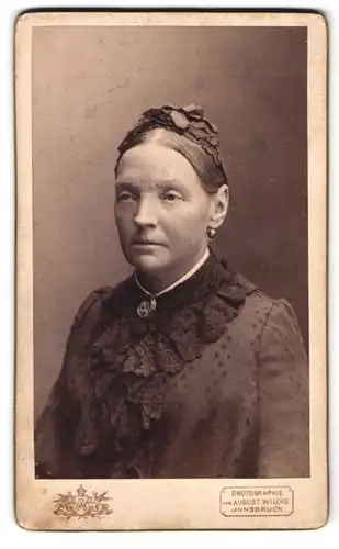 Fotografie August Wilcke, Innsbruck, Rudolfstr. 3, Portrait betagte Dame mit gerüschtem Haarschmuck