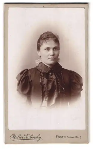 Fotografie Atelier Zaborsky, Essen, Grabenstr. 5, Portrait brünette schöne Frau in prachtvoller Bluse