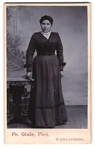 Fotografie Ph. Glade, Schmallenberg, Portrait dunkelhaarige junge Frau im prachtvollen Kleid