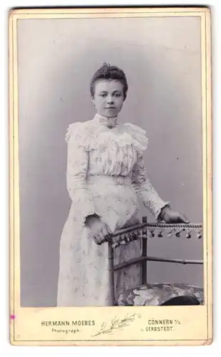 Fotografie Hermann Moebes, Cönnern a. S., Magdeburgerstr. 24, Portrait brünettes Fräulein im weissen Kleid