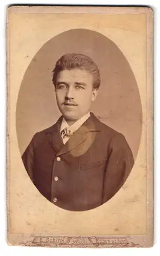 Fotografie E. Schink, Essen / Ruhr, Lindenallee 25, Portrait junger charmanter Mann im Jackett